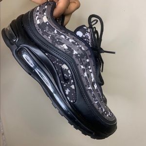 BOYS SIZE 7 CAMOUFLAGE NIKE AIAX 97